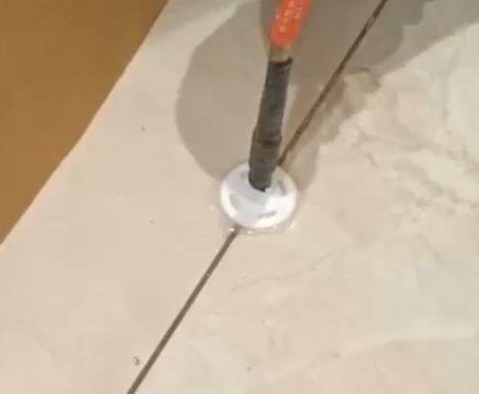 连云港市瓷砖空鼓维修公司专业解答瓷砖在铺贴过程中，如果没有涂抹均匀到位的粘结材料（如水泥砂浆或瓷砖胶），可能会导致以下问题