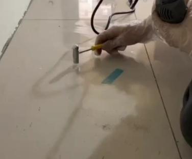 连云港市瓷砖开裂维修公司专业分享瓷砖在铺贴前如果没有沥干水分，将会导致以下问题